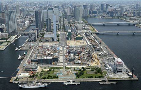 Pohled na olympijskou vesnici v Tokiu, v roce 2018 byla teprve rozestavná.