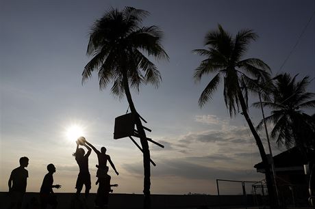 Filipíntí mui si uívají basketbalu u pláe, koronavirus ignorují.