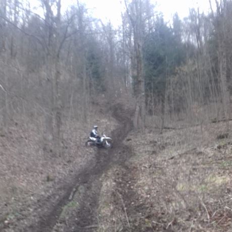 Jezdci na motocyklech a tykolkách poniili chránnou lokalitu Benátky u...