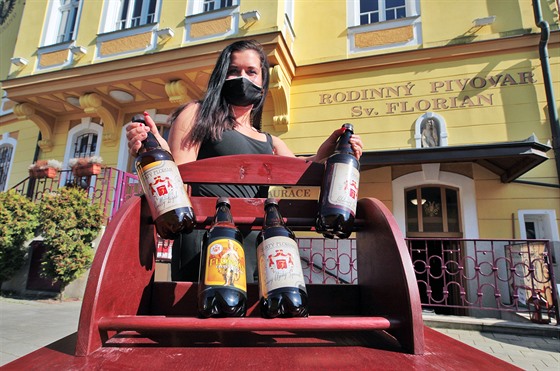 Dominika z loketského Svatého Floriana nabízí k prodeji pivo v rámci akce...