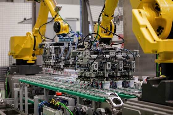 Pětice robotů pomáhá zaměstnancům karlovarské Hollandie při výrobě jogurtů.