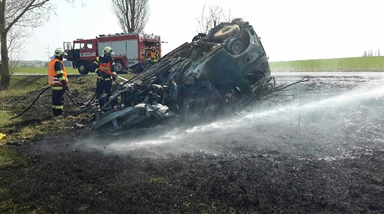 Auto po dopravní nehodě u Verušiček začalo hořet. (17. dubna 2020)