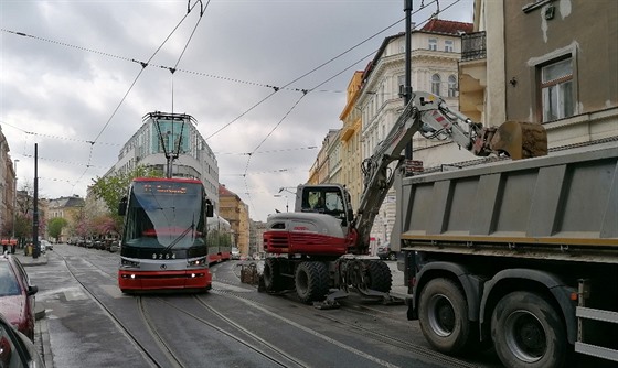 Kvli havárii vodovodu v Blehradské ulici jezdí tramvaje odklonem (19. dubna...