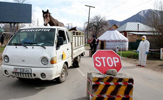 Vojáci kontrolují auta ve vesnici Arashan v Kyrgyzstánu. (3. dubna 2020)