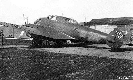 Prototyp bombardéru Avia B.158 v dob, kdy ho zkoueli Nmci. Na trupu prosvítá...