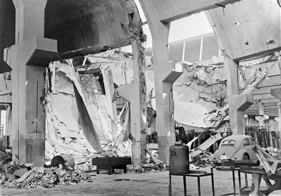Továrnapo bombardování v roce 1944