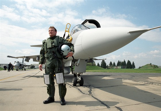 Jeden z prvních dvou eských pilot Petr Mikulenka po peletu prvních gripen...