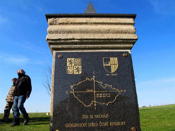 Památník ve tvaru hranolu s jehlanem nahoe se nalézá na kraji íhoti na...