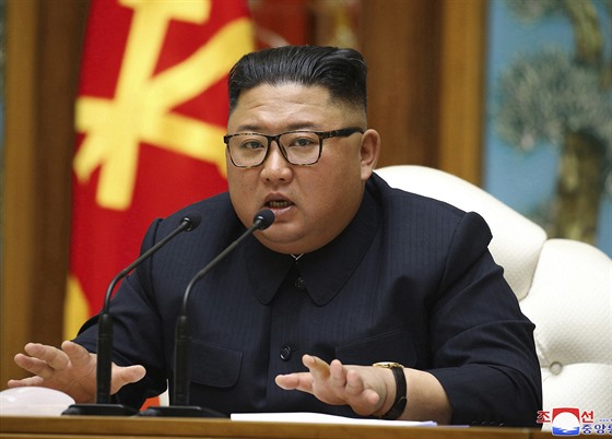 Severokorejský vdce Kim ong-un na starím snímku z jednání politbyra.