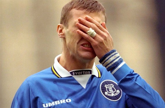 Fotbalista Duncan Ferguson na konci minulého tisíciletí v dresu Evertonu, se...