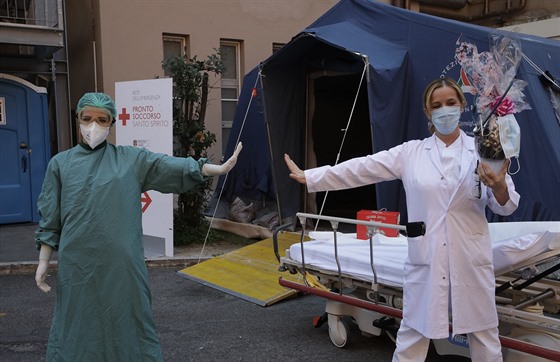 Italské zdravotnice z nemocnice v Římě předvádějí správnou vzdálenost mezi...