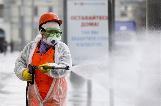 Pracovník dezinfikuje moskevské ulice. (12. dubna 2020)