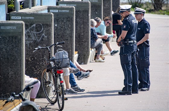 Policisté mluví s obany v nmeckém Hamburku. (12. dubna 2020)