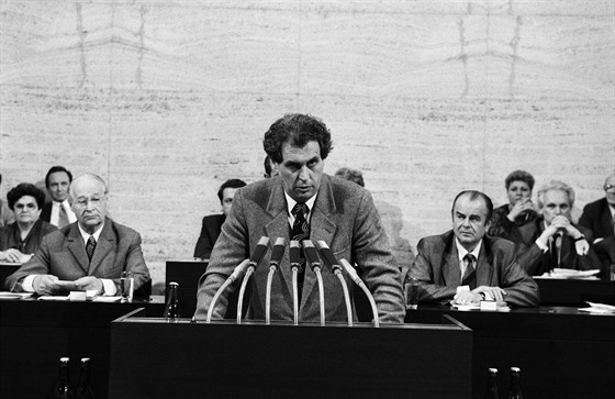 Milo Zeman na schzi Federálního shromádní 29. bezna 1990.