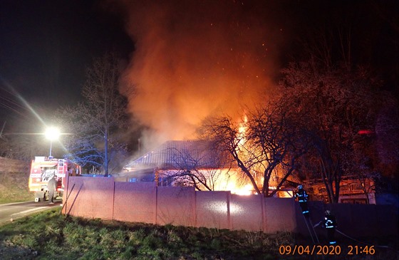 Požár střechy rodinného domu ve Vápenicích okres Uherské Hradiště. (9. 4. 2020)
