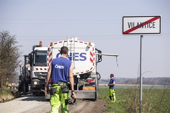 Opravy silnice třetí třídy mezi Vilanticemi a Dubencem na Trutnovsku. (8. 4....
