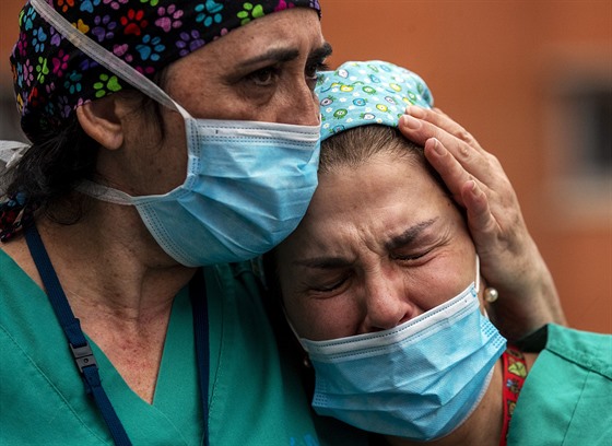 Lékai a sestry oplakávají svého kolegu v nemocnici Severo Ochoa ve panlském...