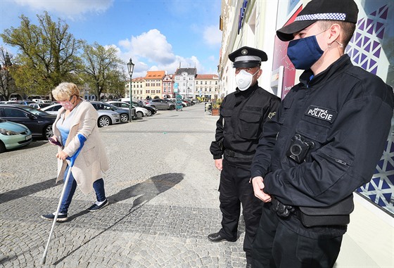 Stráníci Mstské policie v centru Litomic (14. dubna 2020)
