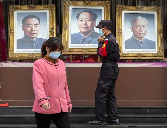Portréty ínských vdc (zleva: ou En-laj, Mao Ce-tung a Liou ao-chi) ve...