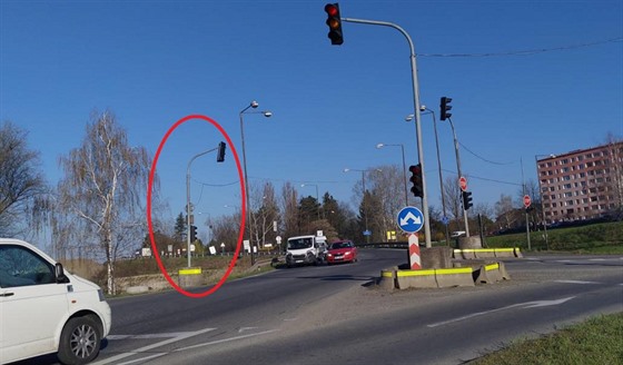 Semafor na rušné křižovatce na okraji Přerova stojící na okraji silnice se...