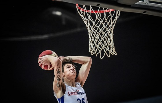 Český basketbalista Vít Krejčí smečuje do litevského koše.