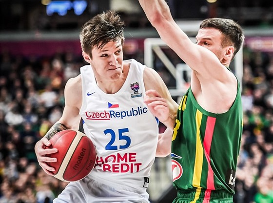 eský basketbalista Vít Krejí (vlevo) útoí v utkání s Litvou.