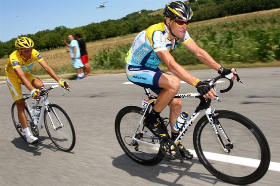 RIVALOVÉ. Lance Armstrong a za ním Alberto Contador ve lutém na Tour 2009.