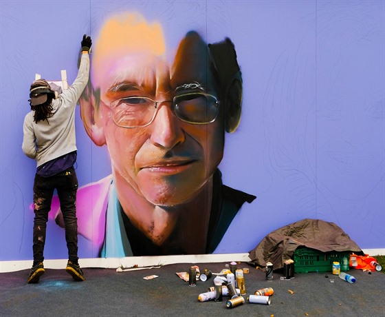 Graffiti umělec Curtis Hylton dokončuje portrét spisovatele Iana McEwana v...