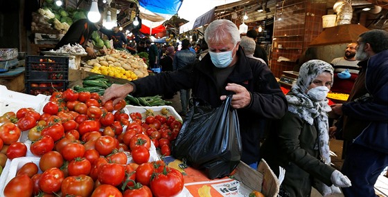 Mu na trhu se zeleninou v hlavním mst Jordánska Ammánu (12. dubna 2020).