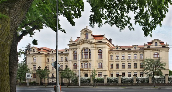 Budova architekta Arnošta Jenčovského je ukázkou novobarokní architektury.