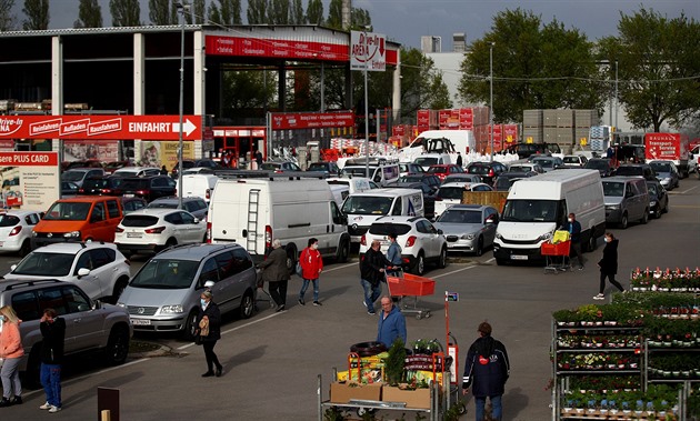 Naděje pro Západ. Země, které brzy zavedly karanténu, ji začínají uvolňovat