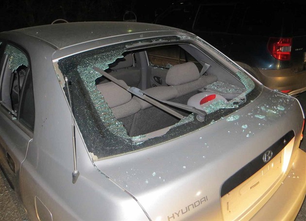 Osmadvacetiletý cizinec v Kuimi na Brnnsku rozbil kladivem vlastní auto poté,...