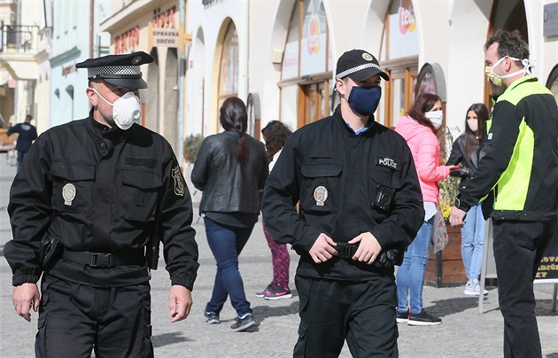 Stráníci litomické mstské policie pi pochzce po zdejím námstí....