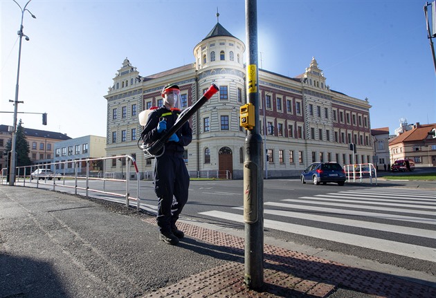 Dobrovolní hasii postikovali dezinfekním roztokem veejná místa v...