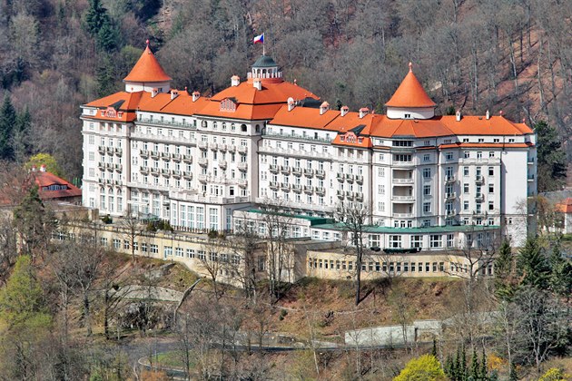 Karlovarský hotel Imperial pohledem z ulice K letiti v Hrkách.