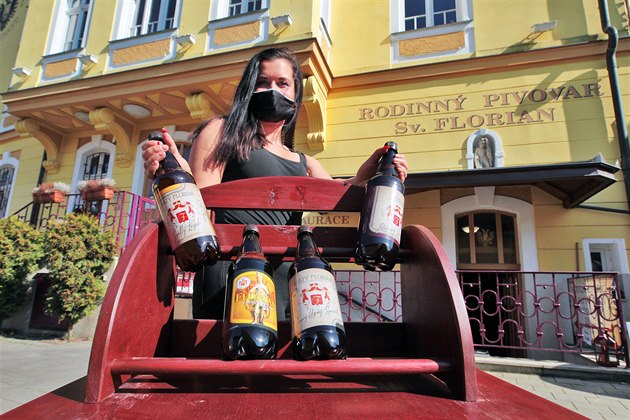 Dominika z loketského Svatého Floriana nabízí k prodeji pivo v rámci akce...