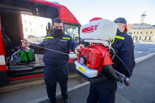 Dobrovolní hasii postikovali dezinfekním roztokem veejná místa v...