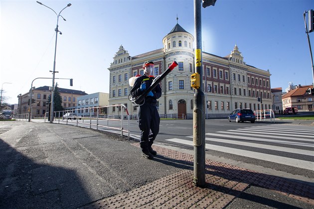 Dobrovolní hasii postikovali dezinfekním roztokem veejná místa v...