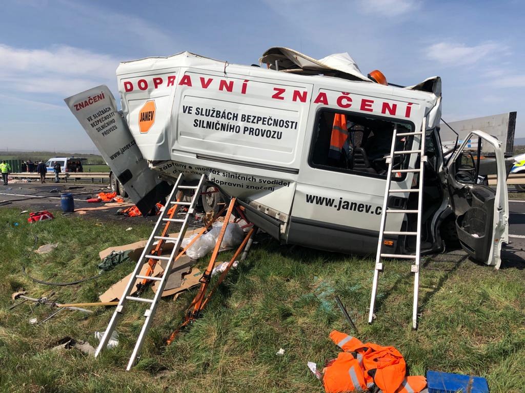 Při nehodě na Teplicku zemřeli tři lidé, další člověk je vážně zraněný -  iDNES.cz