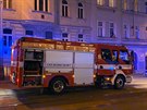 Hasii v noci na sobotu zasahovali u poáru bytu na Praze 3 (17. dubna 2020).