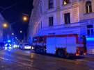 Hasii v noci na sobotu zasahovali u poáru bytu na Praze 3 (17. dubna 2020).
