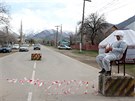 Vojáci kontrolují auta ve vesnici Arashan v Kyrgyzstánu. (3. dubna 2020)