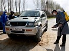 Vojáci kontrolují auta ve vesnici Kok-Jar v Kyrgyzstánu. (3. dubna 2020)