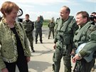 védská ministryn obrany Leni Björklundová s prvními eskými piloty Michaelem...
