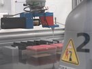 Robot Pipeák pomáhá pipravovat vzorky pro testování na pítomnost koronaviru