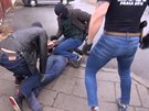 Policisté na ulici zadreli podezelého z vrady