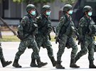 Tchajwantí vojáci s roukami proti koronaviru (9. dubna 2020)