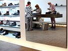 Zákaznice v rakouském obchodu s botami. Rakousko uvolnilo karanténní opatení,...