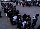 lenové jihokorejských volebních komisí odnáí volební urny. V Jiní Koreji se...