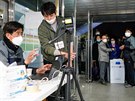 Lidé povení sítáním hlas odevzdaných v jihokorejských parlamentních volbách...